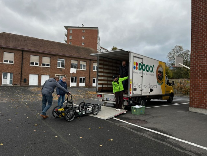 Chargement kart dans camionnette pour le Greenpower Challenge