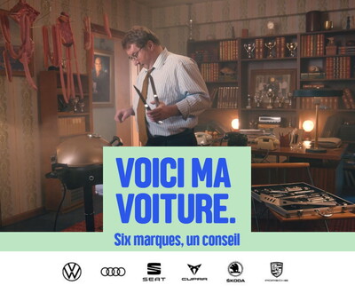 Homme en chemise blanche avec un texte central en bleu affichant 'VOICI MA VOITURE. Tu veux, tu prends!'