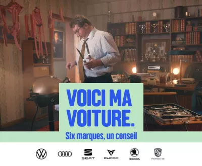 Homme en chemise blanche avec un texte central en bleu affichant 'VOICI MA VOITURE. Tu veux, tu prends!'