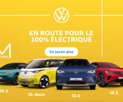Collection colorée de voitures Volkswagen alignées côte à côte sur un fond jaune vif