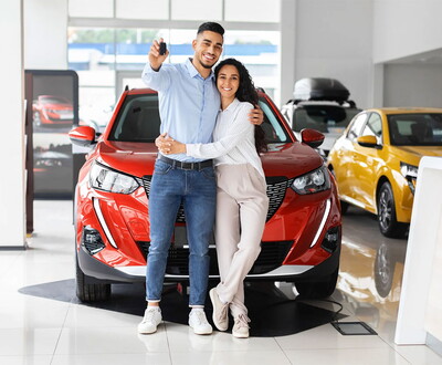 Couple heureux de leur nouvelle voiture