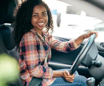 Jeune conductrice au volant d'une voiture