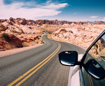 Voiture électrique sur une route dans un paysage arride