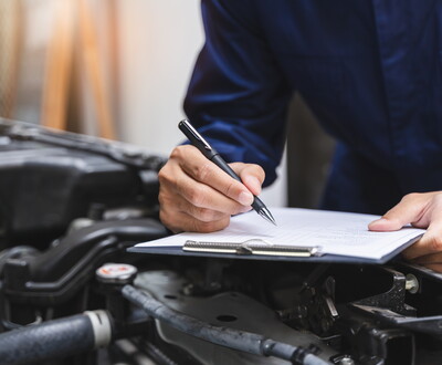 Garagiste qui complète une checklist