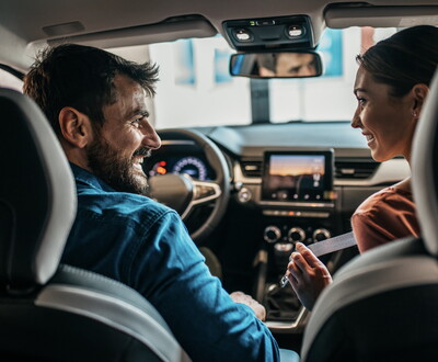 Jeune couple au volant d'une voiture