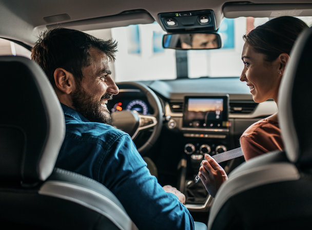 Jeune couple au volant d'une voiture