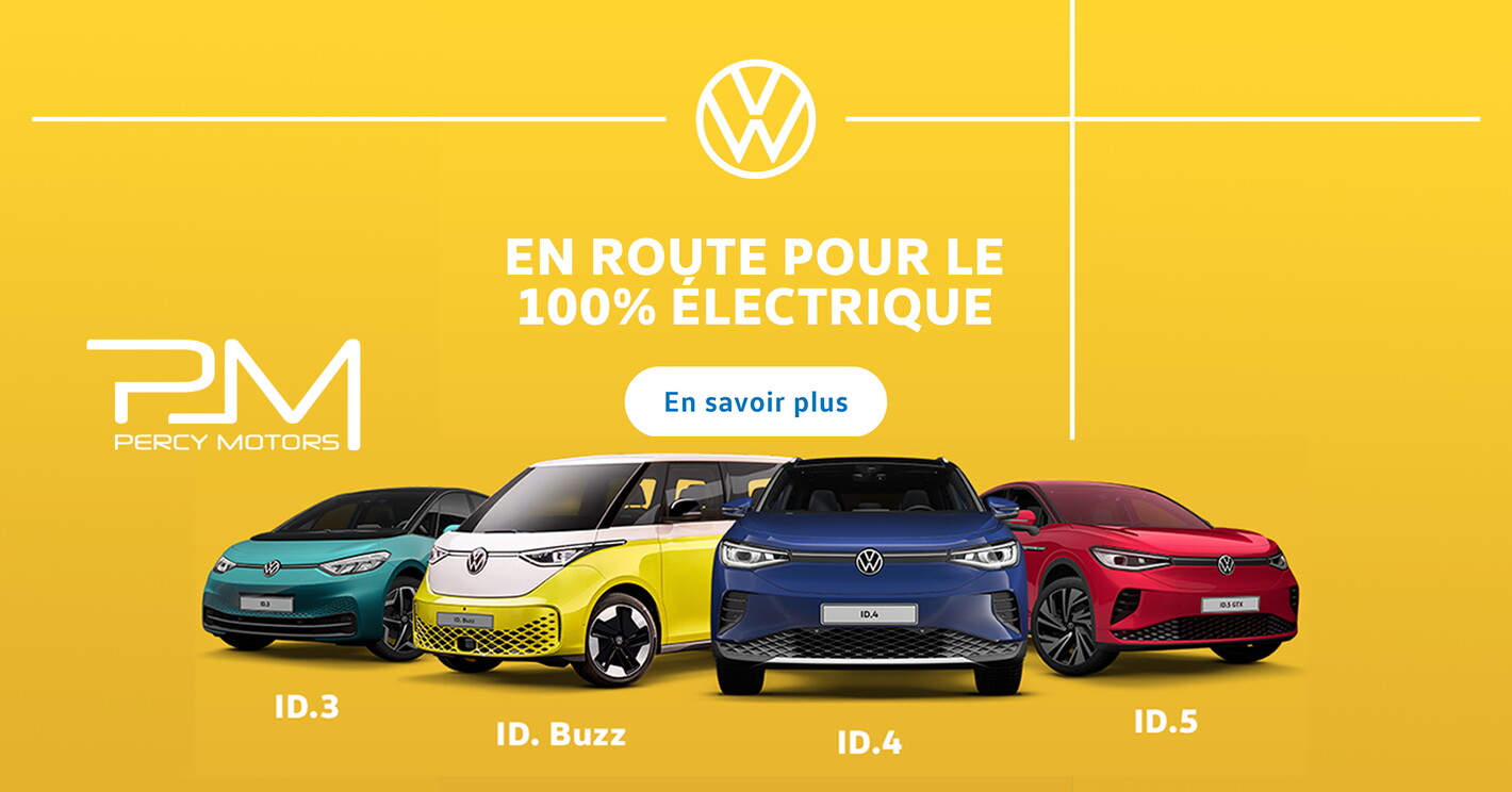 Collection colorée de voitures Volkswagen alignées côte à côte sur un fond jaune vif
