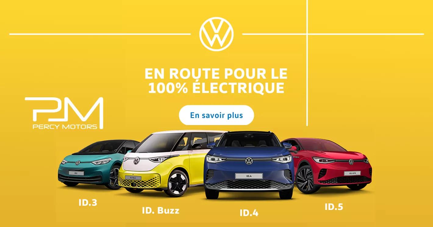 Collection colorée de voitures Volkswagen alignées côte à côte sur un fond jaune vif