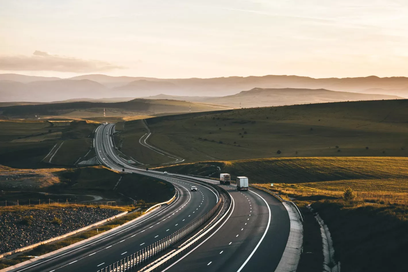 Route avec des bandes de circulation dans les collines