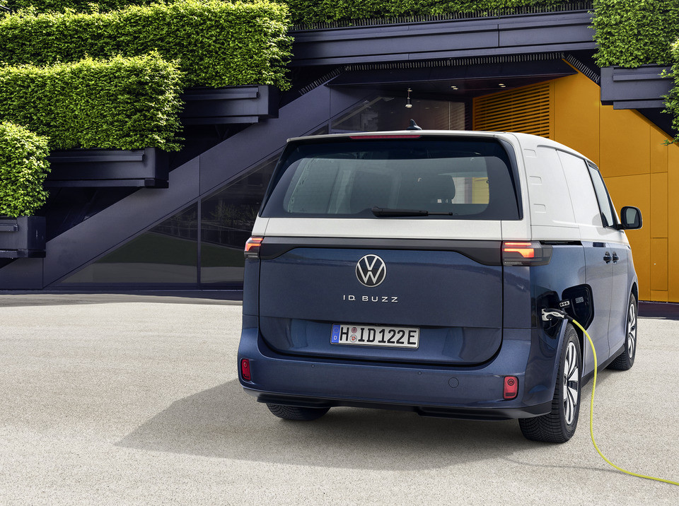Arrière d'une voiture électrique Volkswagen ID Buzz bleue en train de recharger