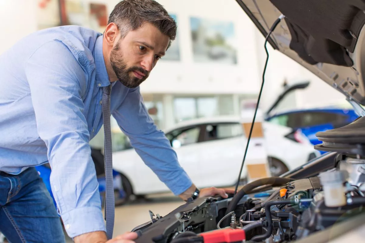 Homme regardant le fonctionnement du véhicule