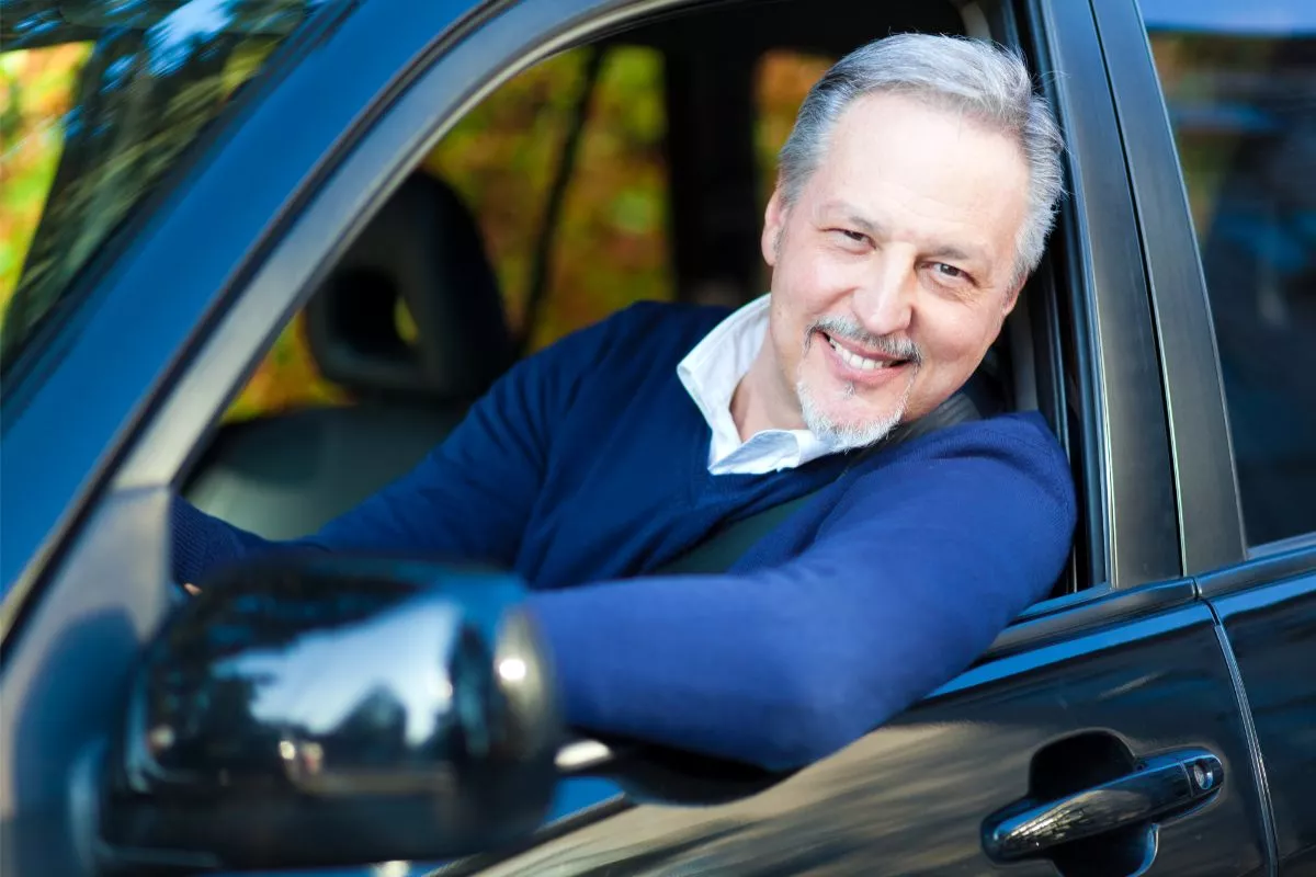 Homme heureux dans sa voiture de société