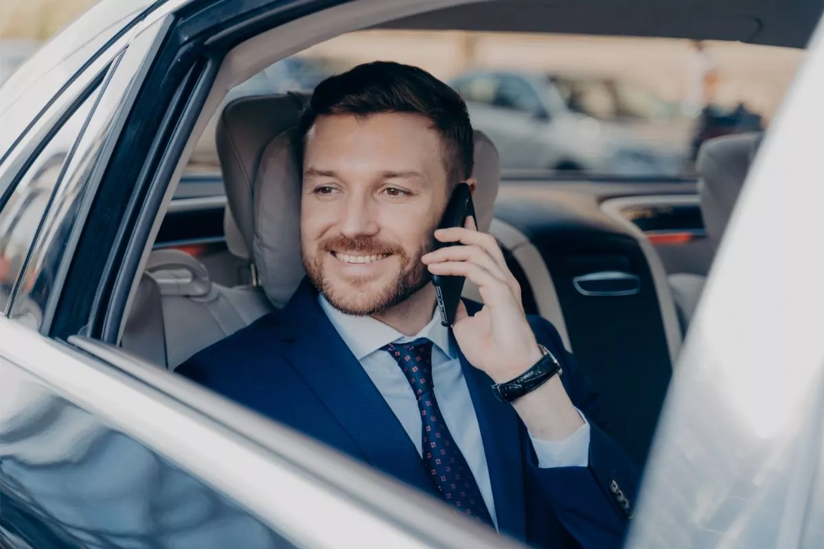 Homme heureux dans sa voiture de société