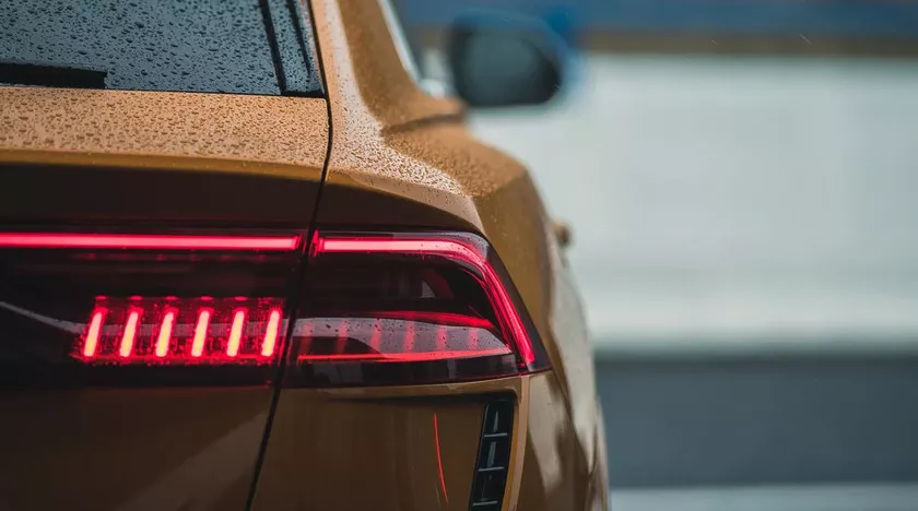 Phares rouges d'une voiture jaune