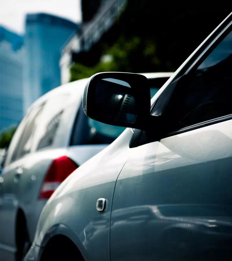 Gros plan d'une voiture dans un embouteillage