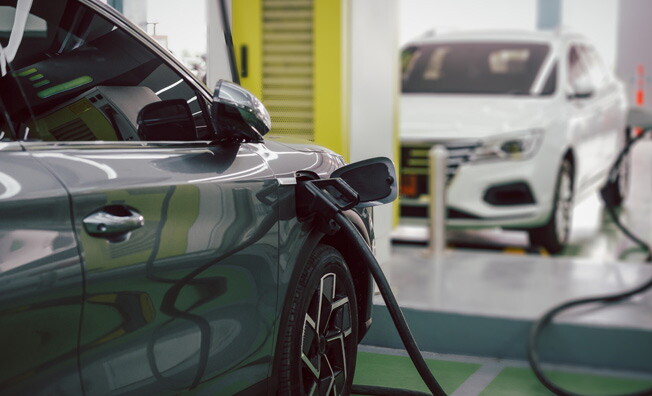 Voiture hybride en charge dans un garage