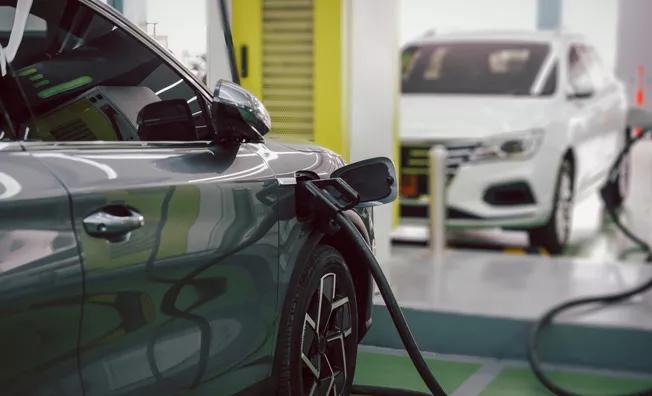 Voiture hybride en charge dans un garage