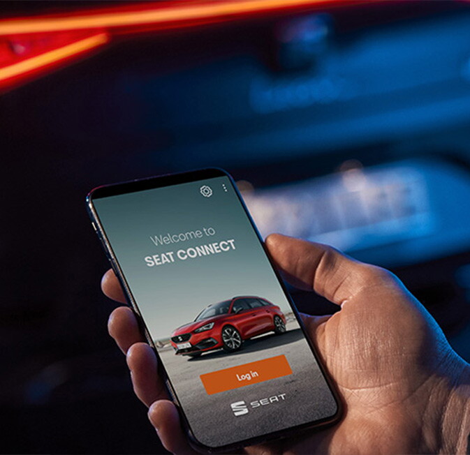 Homme connecté avec l'application SEAT CONNECT.