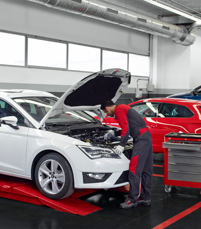 Expert mécanicien Seat faisant l'entretien d'une voiture Seat
