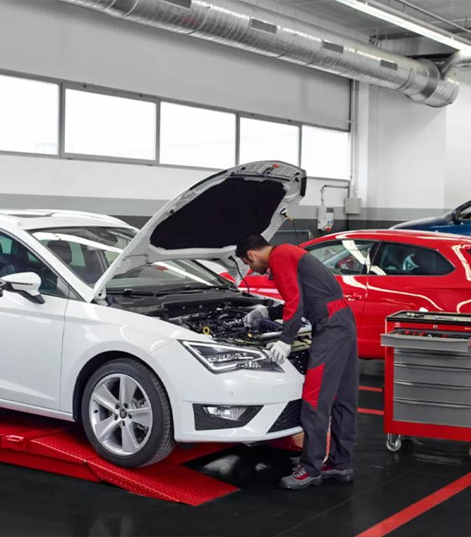 Expert mécanicien Seat faisant l'entretien d'une voiture Seat