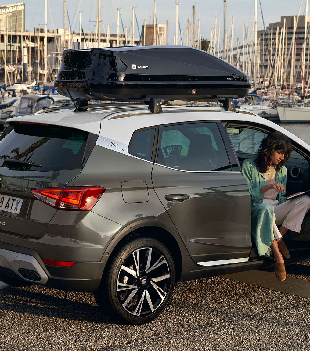 seat arona de couleur dark camouflage avec accessoire porte-vélo