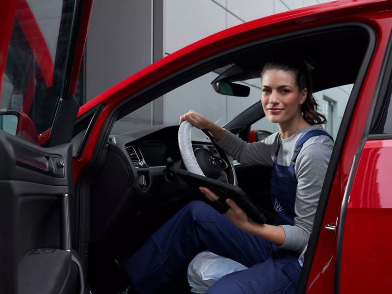 Femme entretien véhicule Volkswagen