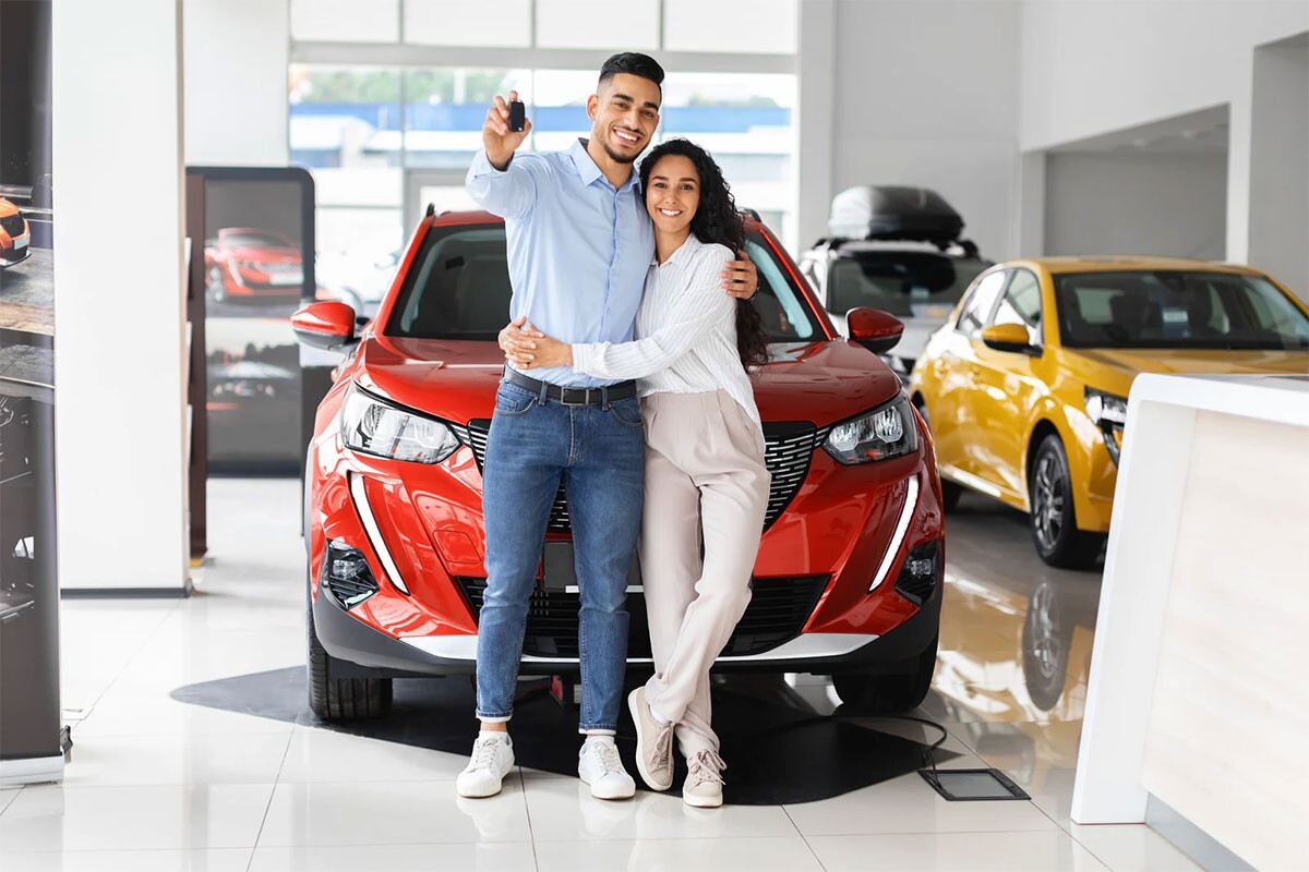 Couple heureux de leur nouvelle voiture