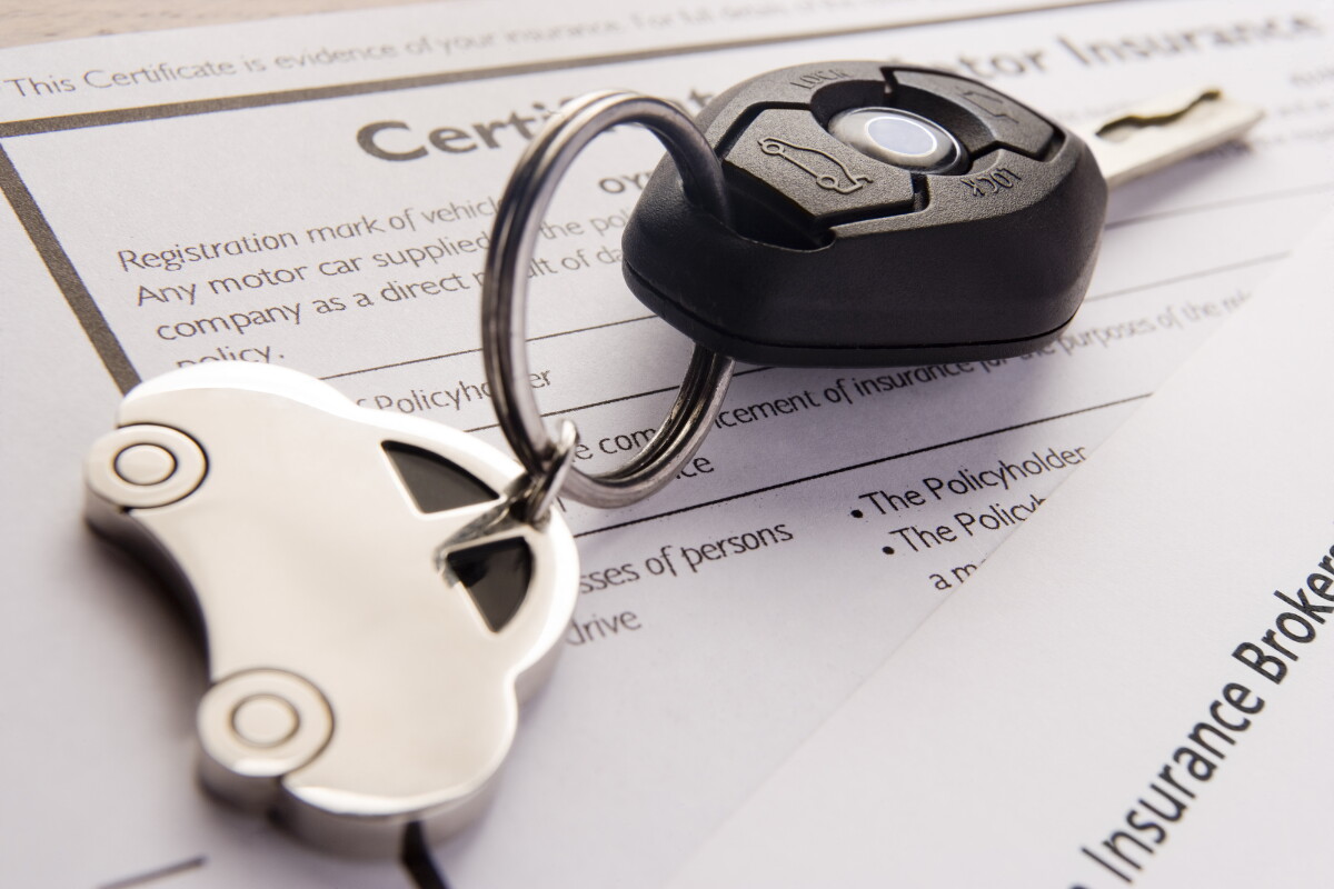 Cléde voiture placée sur des documents obligatoires de véhicule