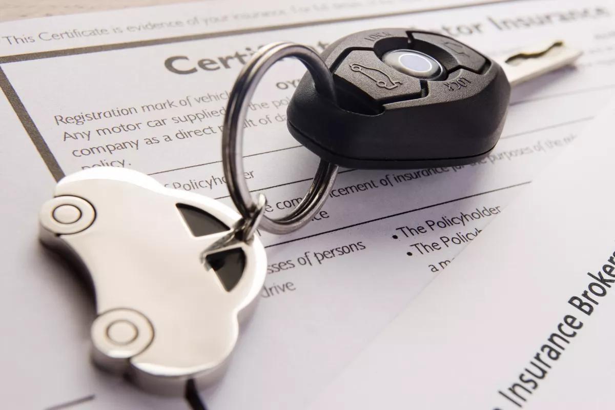 Cléde voiture placée sur des documents obligatoires de véhicule