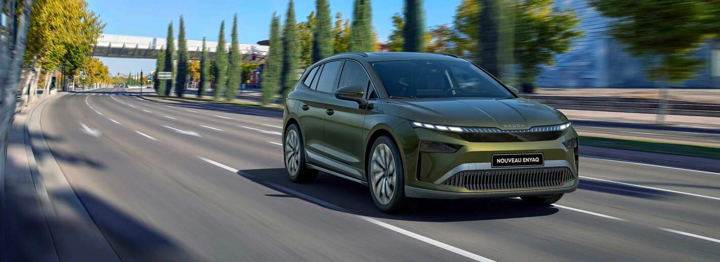 Voiture verte de la marque Skoda roulant sur l'autoroute