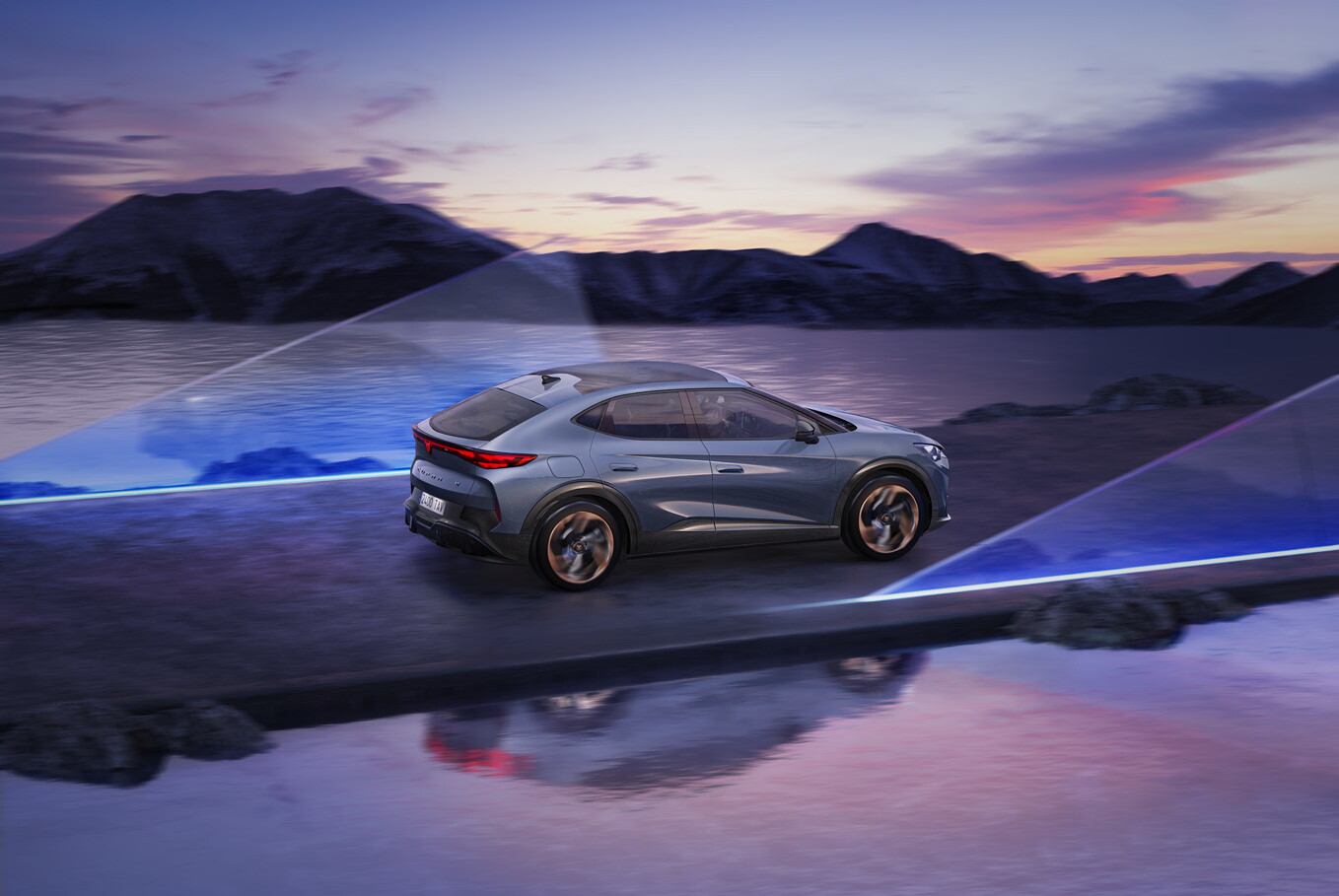 Cupra tavascan bleue roulant sur fond de coucher de soleil