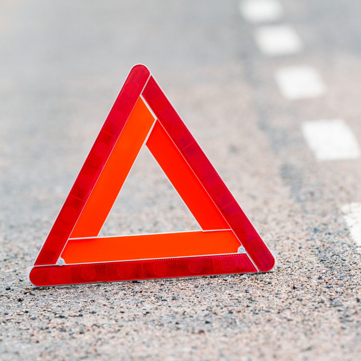 Triangle attention pour signaler une voiture à l'arrêt