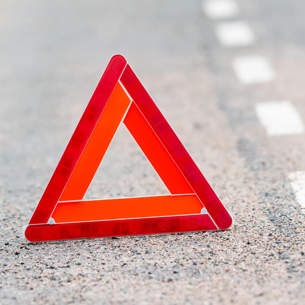 Triangle attention pour signaler une voiture à l'arrêt