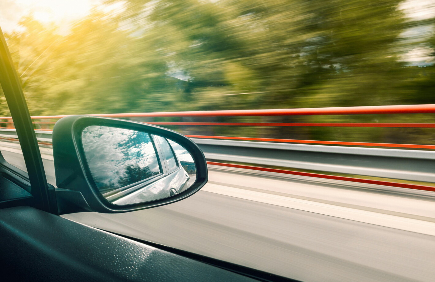 Voiture qui avance avec vue sur l'extérieur depuis la fenêtre