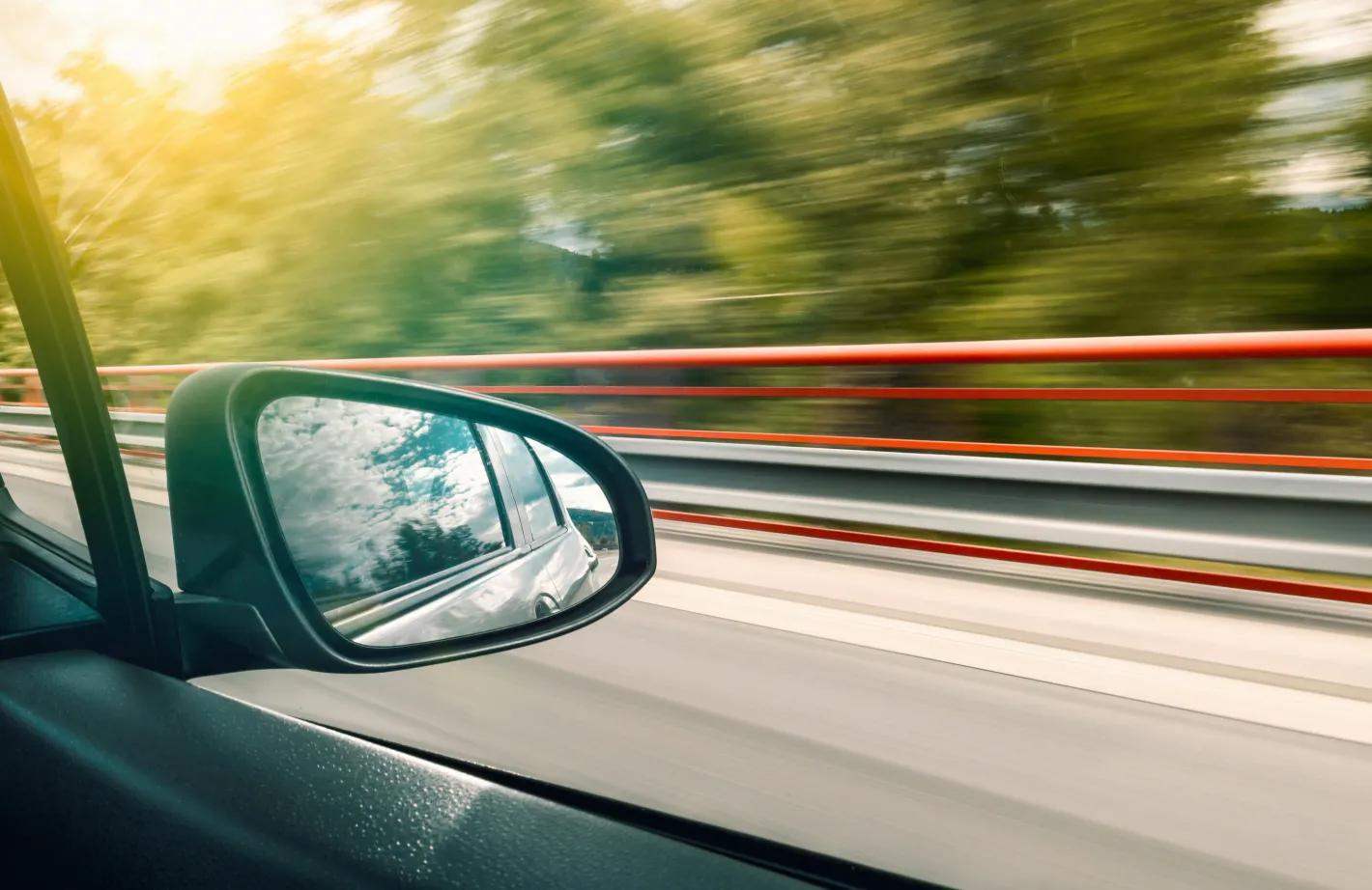 Voiture qui avance avec vue sur l'extérieur depuis la fenêtre