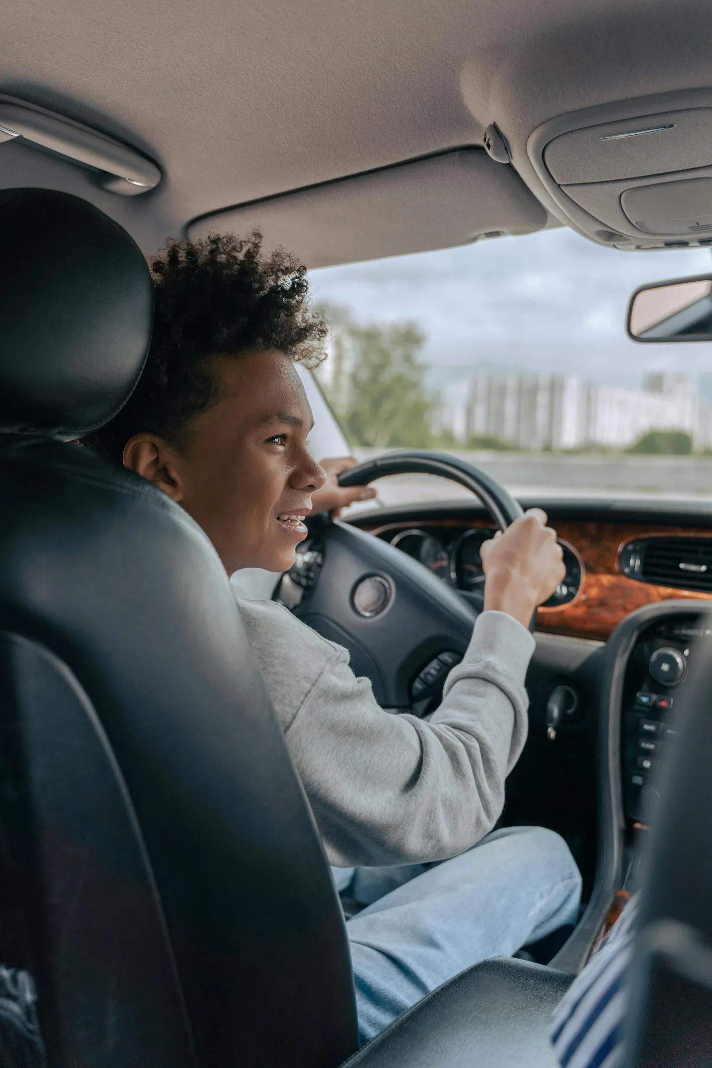 Jeune conducteur au volant d'une voiture