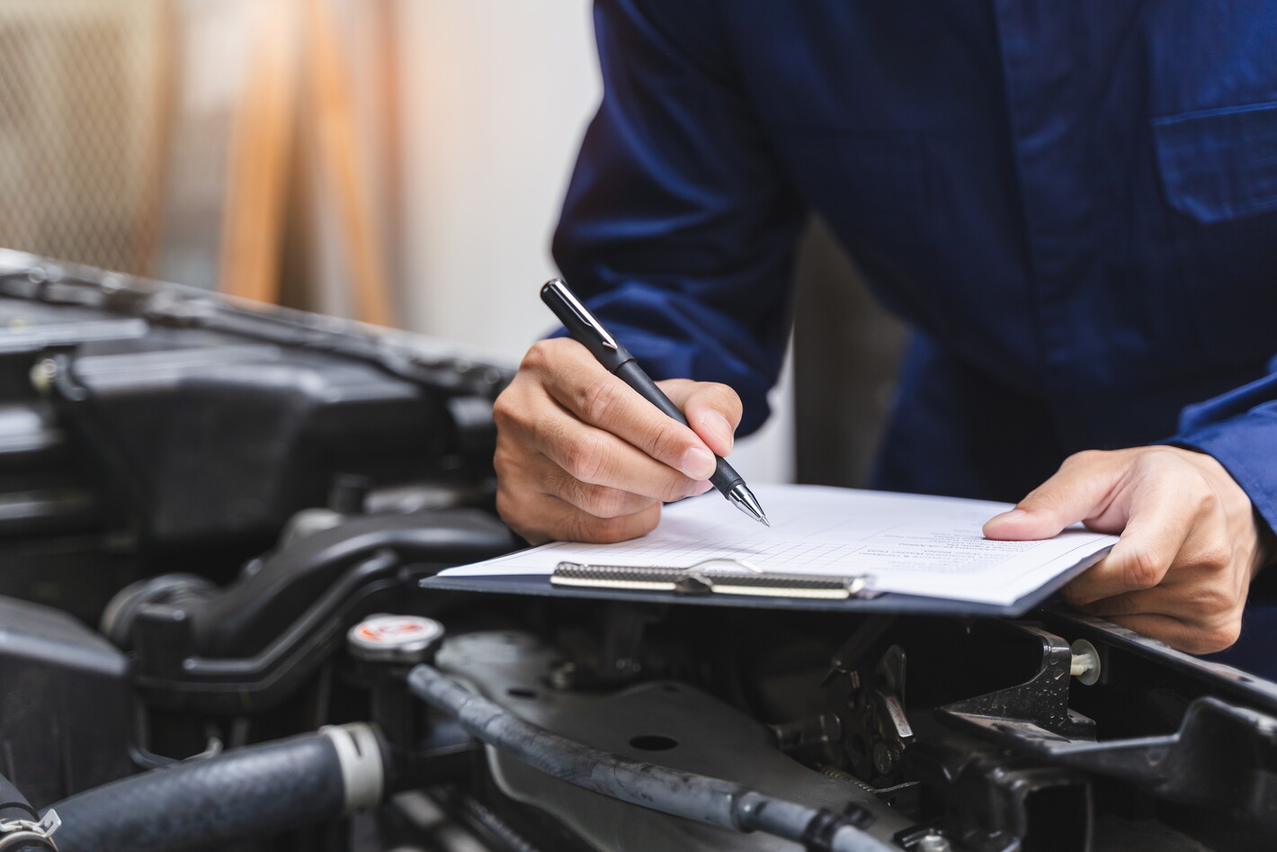 Garagiste qui complète une checklist