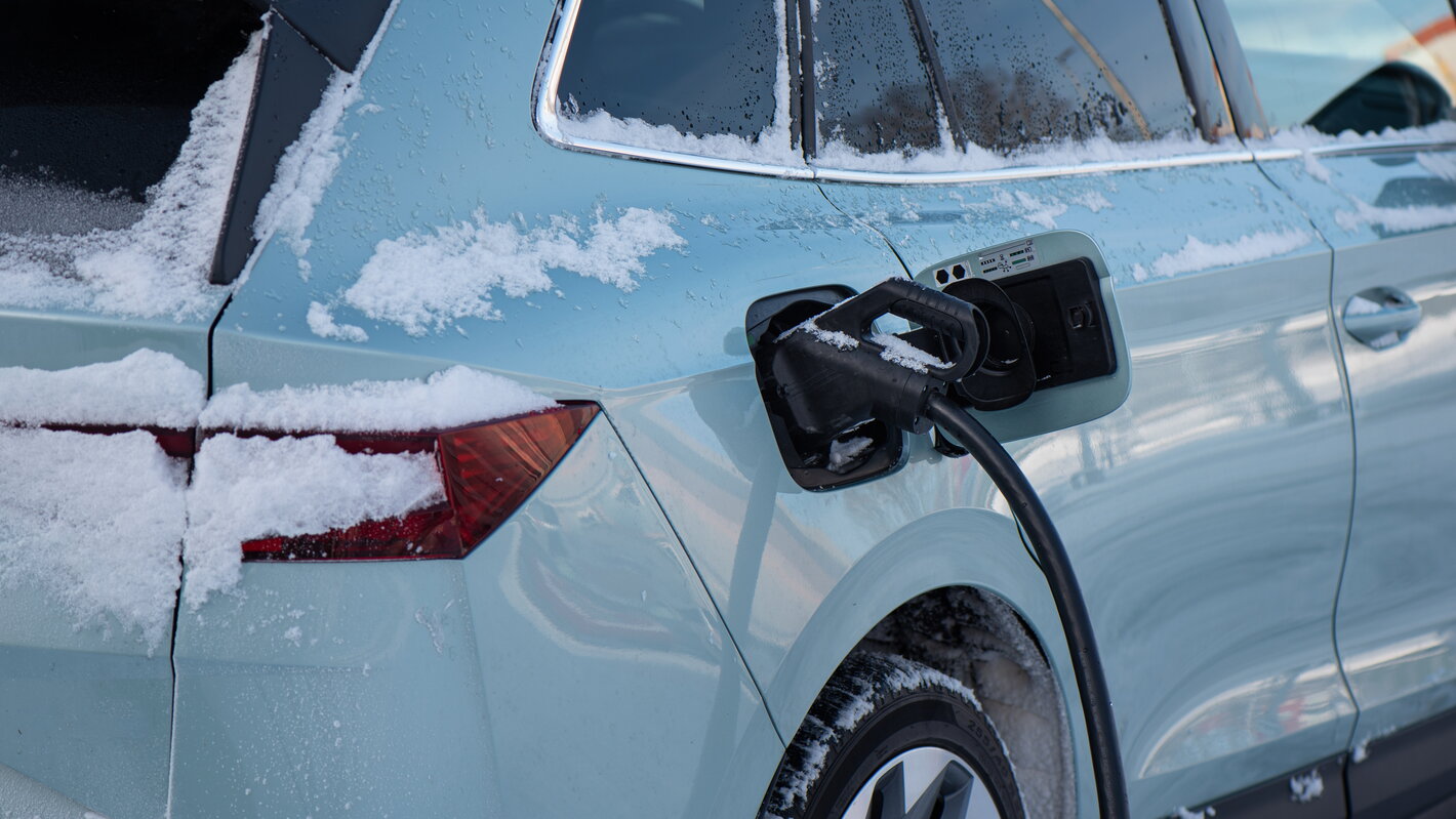 Voiture électrique en charge sous la neige