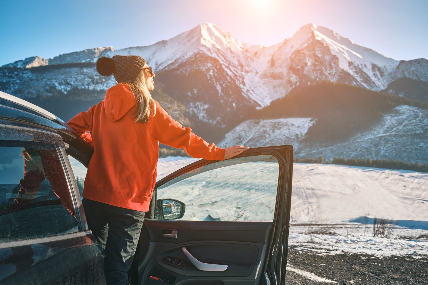 Jeune femme voiture montagne